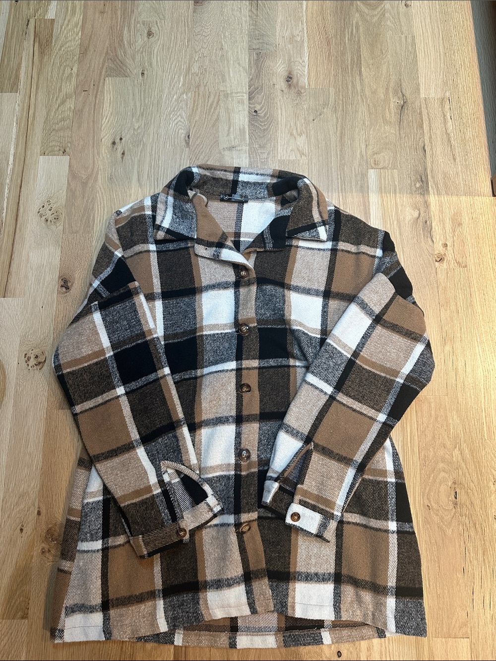 Women's Plaid Button-Down Shirt Jacket in Camel/Black/White